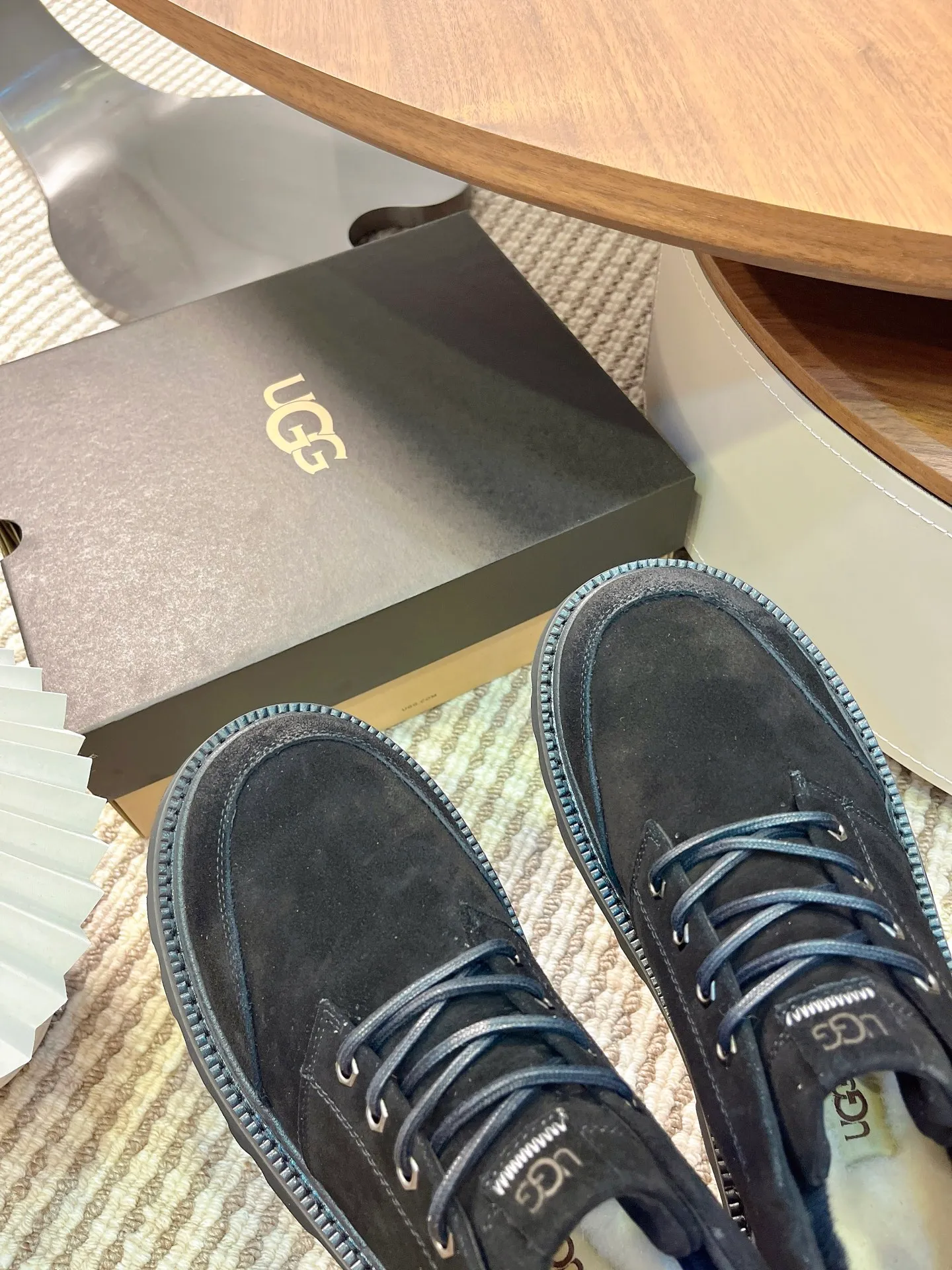 [UGG] P: 580💰 Size: 40 to 44 (45 custom-made) 2025 new style 𝑼𝑮𝑮•Men's ◾️. Winter snow boots and fur shoes. The matching coefficient is also 100%. 💥Good-looking✨Fully fashionable and full of aura when worn📈 Lager casual boots, lace-up style. The heels are decorated with hot embossed brand logos. Item No.: 1171113 Upper: high-quality cow suede Lining: sheepskin imported from Australia 🐑The inner lining is made of Australian lamb wool Outsole: EVA non-slip outsole.